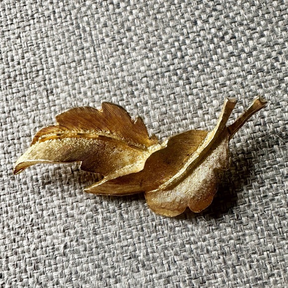 Vintage Signed DFA Gold Tone Leaf Pin - Picture 1 of 2